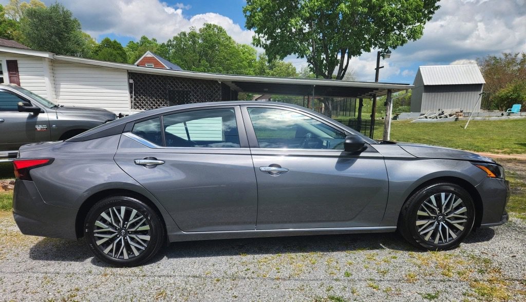Used 2024 Nissan Altima 2.5 SV FWD image 3