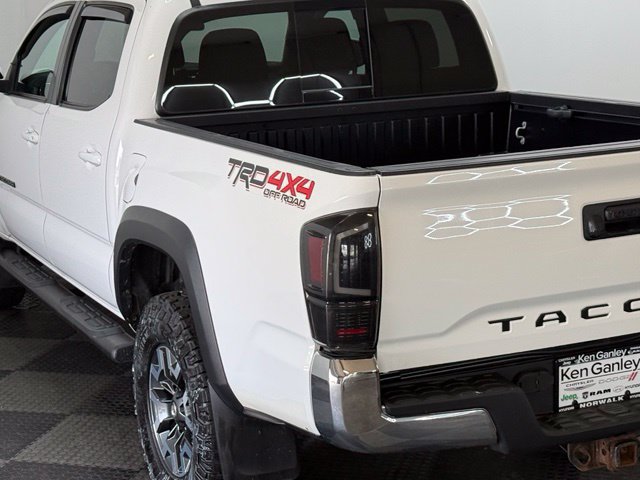 Used 2019 Toyota Tacoma TRD Off-Road AWD/4WD image 9