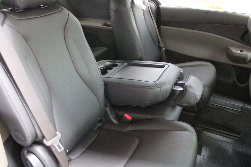 New 2026 Kia Carnival EX FWD image 20