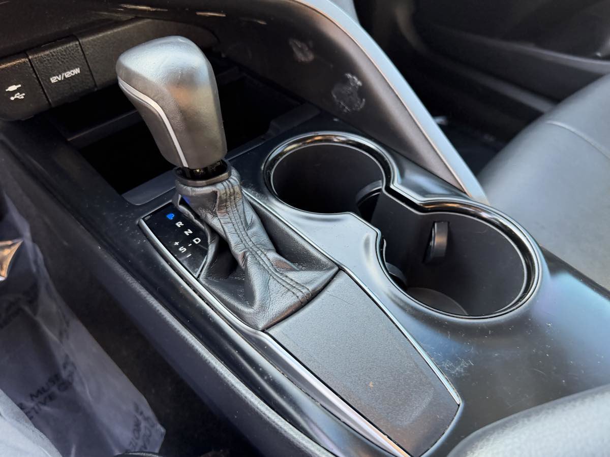 Used 2019 Toyota Camry SE FWD image 11