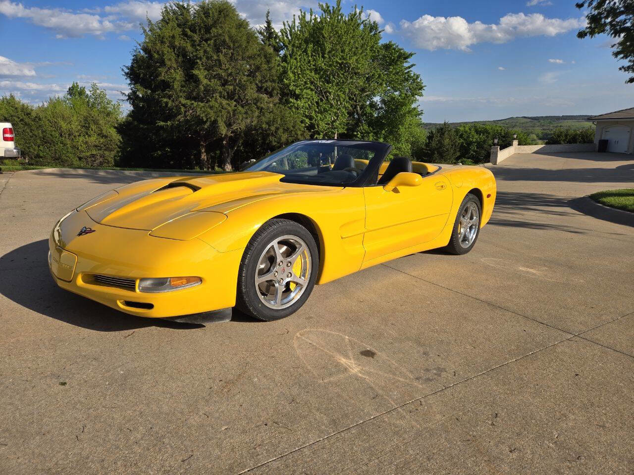 Used 2000 Chevrolet Corvette Convertible w/ Memory Pkg RWD image 1
