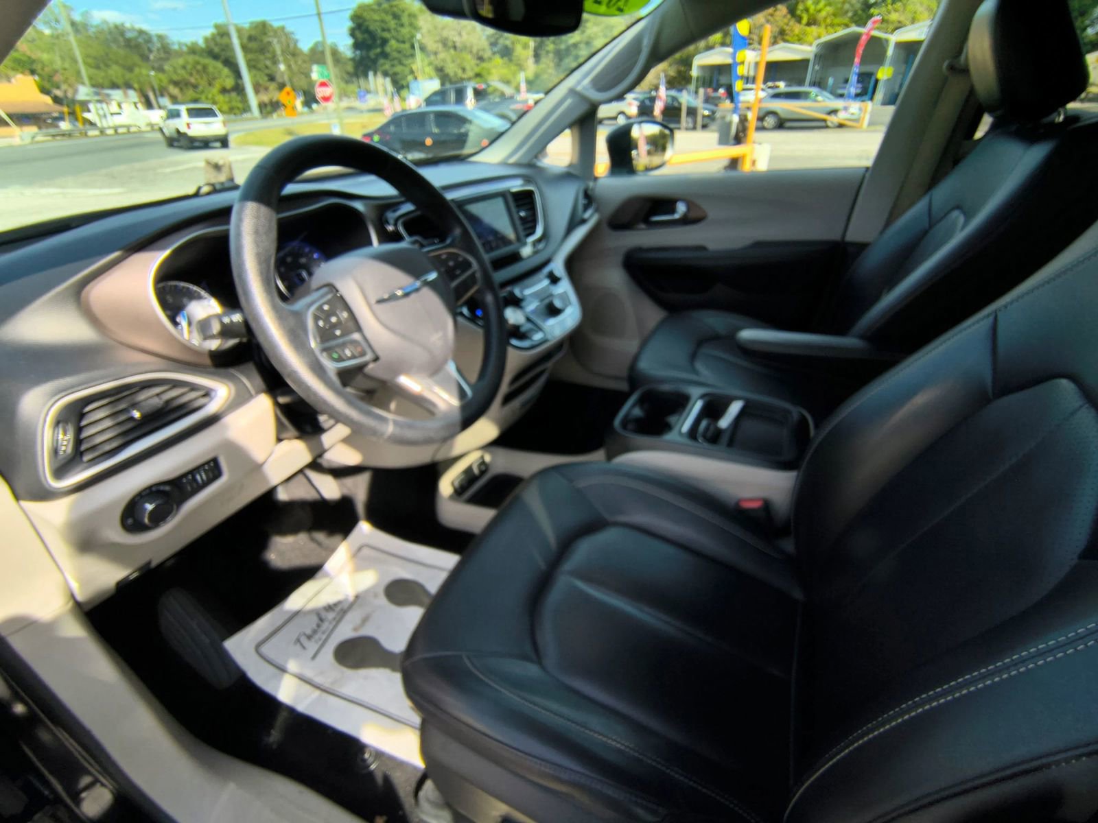 Used 2020 Chrysler Voyager Lxi image 8