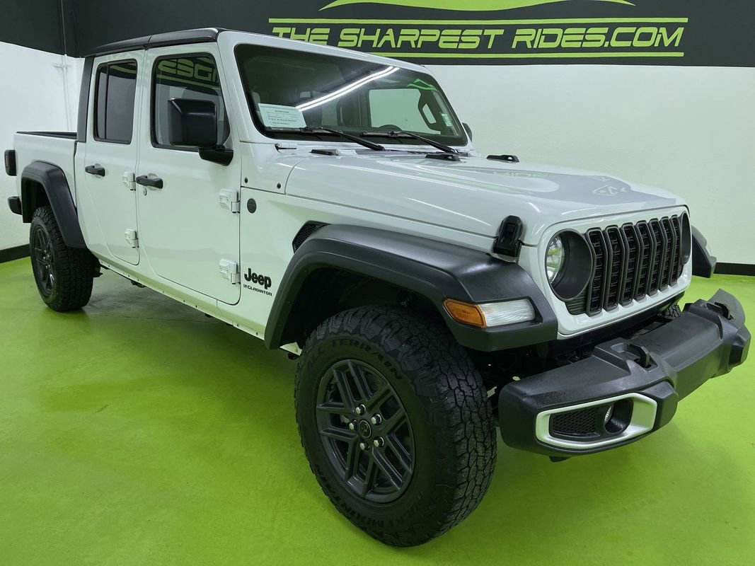 Used 2025 Jeep Gladiator Sport image 2