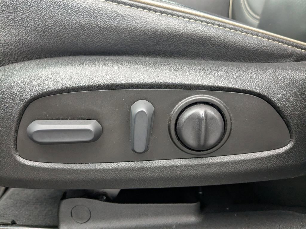 Used 2023 Chevrolet Traverse Premier image 23