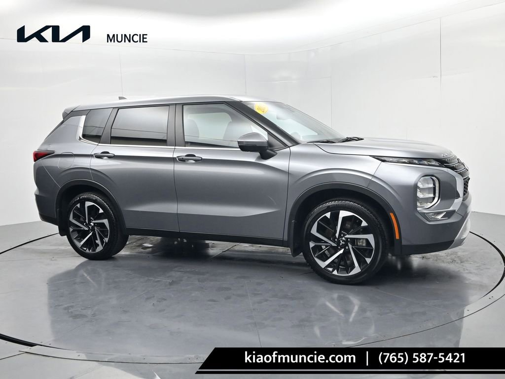 Used 2024 Mitsubishi Outlander SE image 1