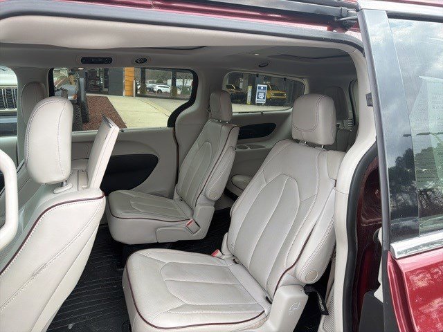 Used 2018 Chrysler Pacifica Limited w/ Tire & Wheel Group image 10