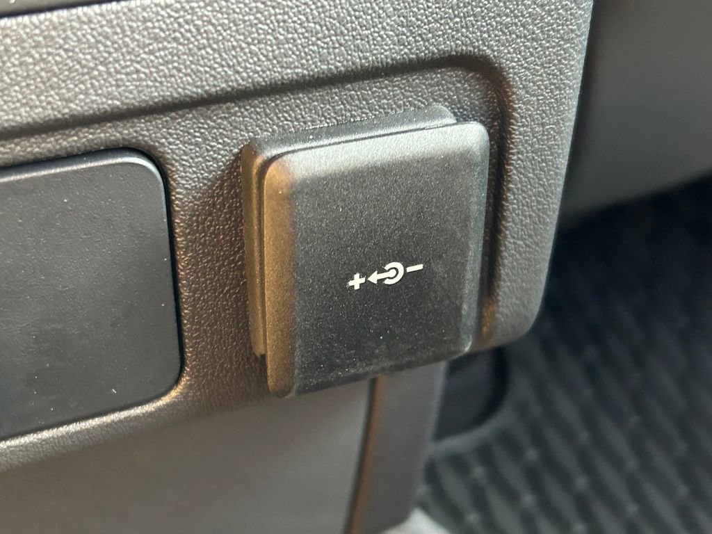 Used 2024 Jaguar F-PACE R-Dynamic S image 23