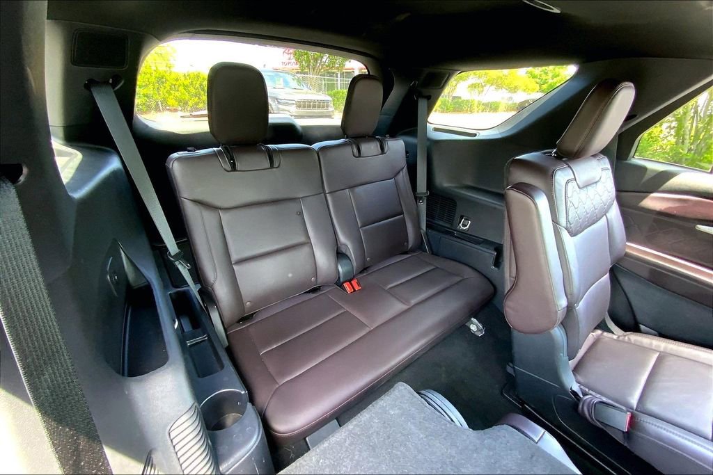Used 2025 Ford Explorer Platinum w/ LUX Leather Package AWD/4WD image 18