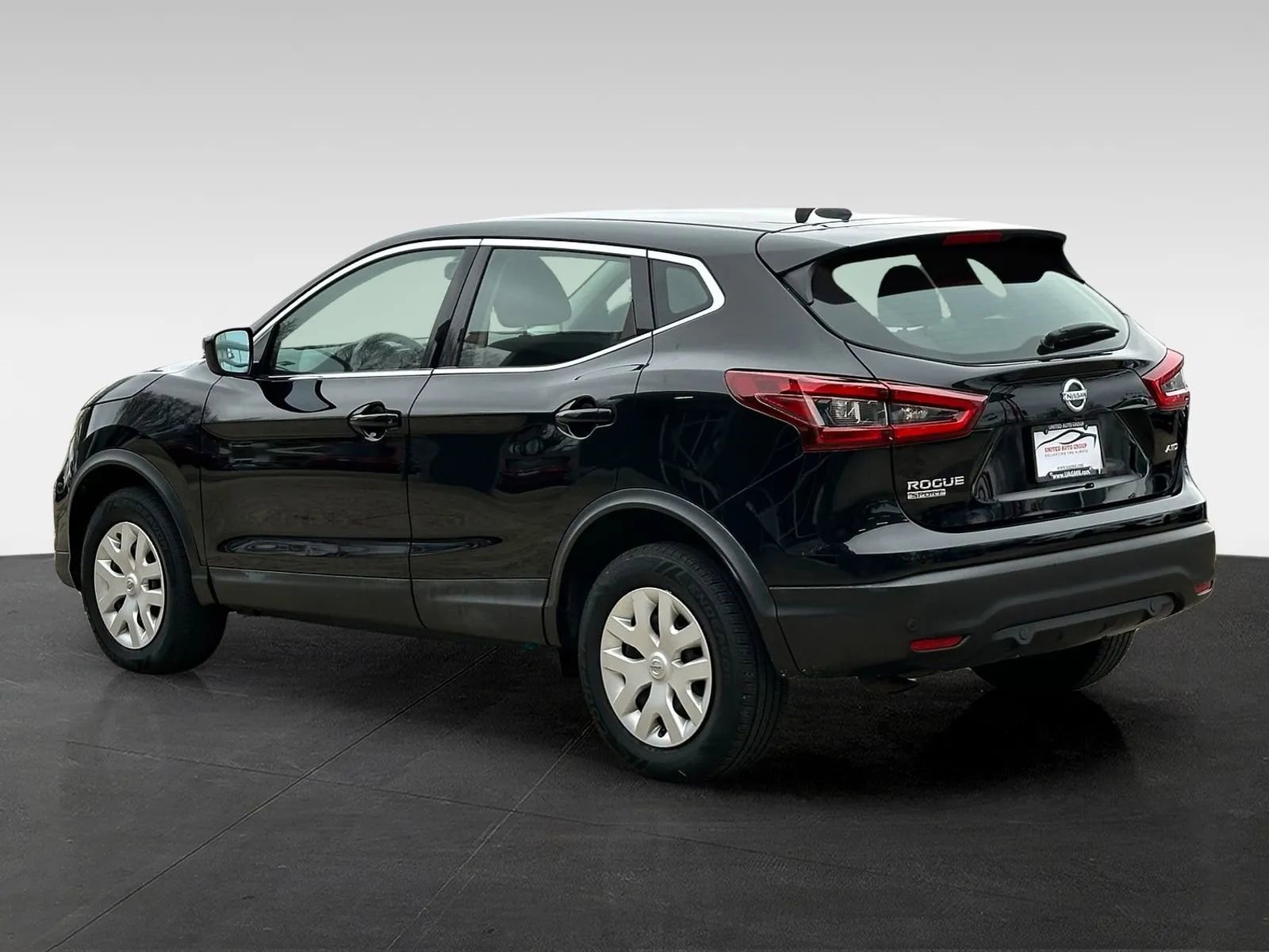 Used 2020 Nissan Rogue Sport S image 5