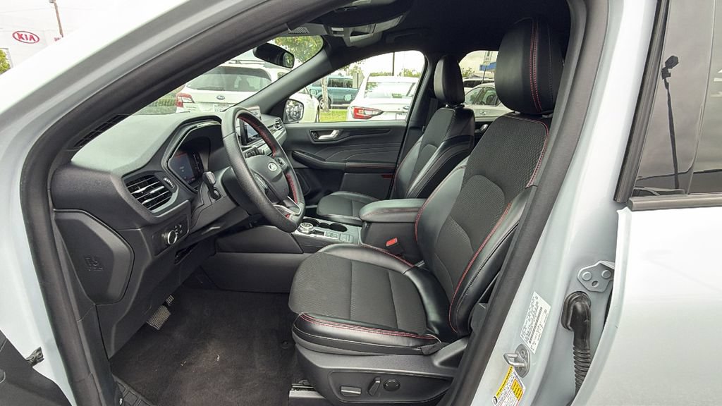 Used 2025 Ford Escape ST-Line FWD image 31