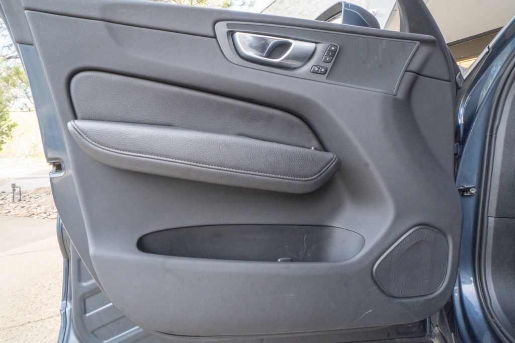 Used 2021 Volvo XC60 T5 Momentum w/ Climate Package image 7