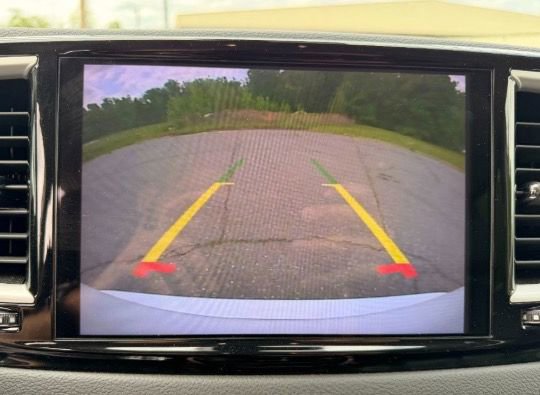 Used 2023 Chrysler Pacifica Touring-L FWD image 7