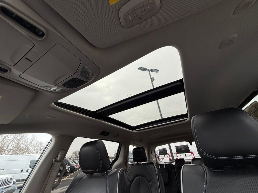Used 2024 Chrysler Pacifica Limited image 28