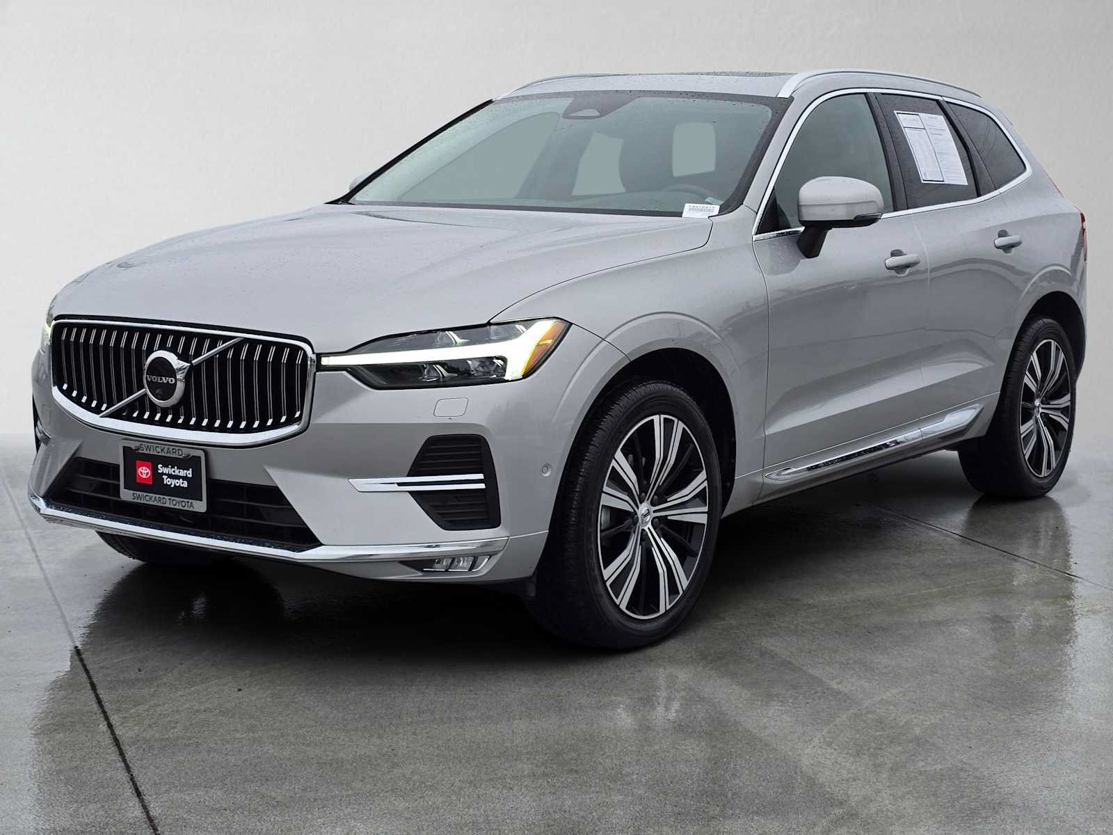 Used 2023 Volvo XC60 B5 Plus w/ Climate Package AWD/4WD image 3