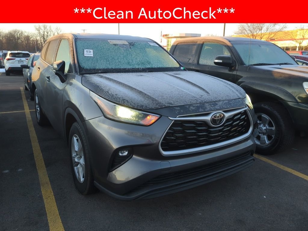 Used 2022 Toyota Highlander LE image 3