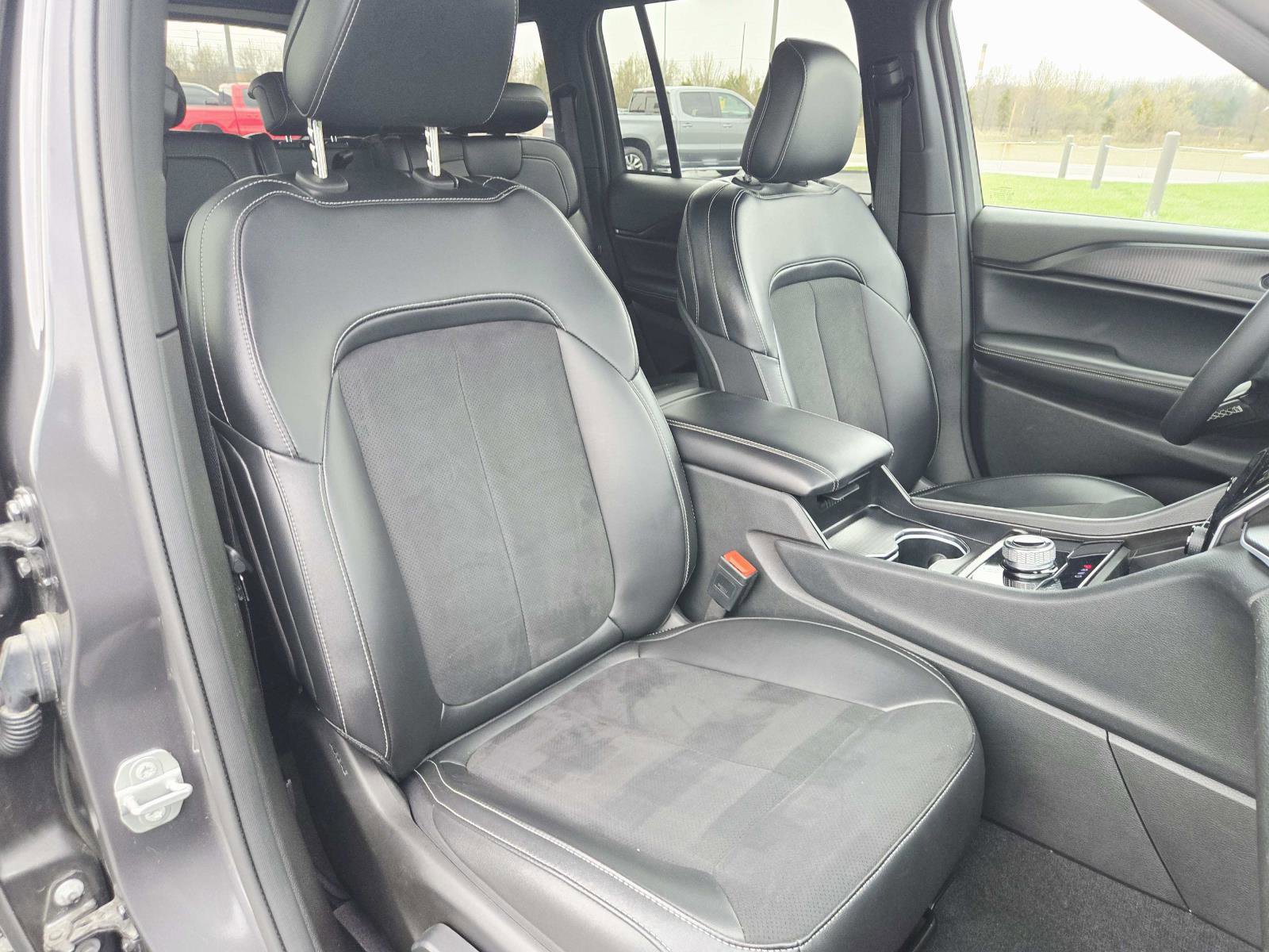 Used 2024 Jeep Grand Cherokee Altitude image 17