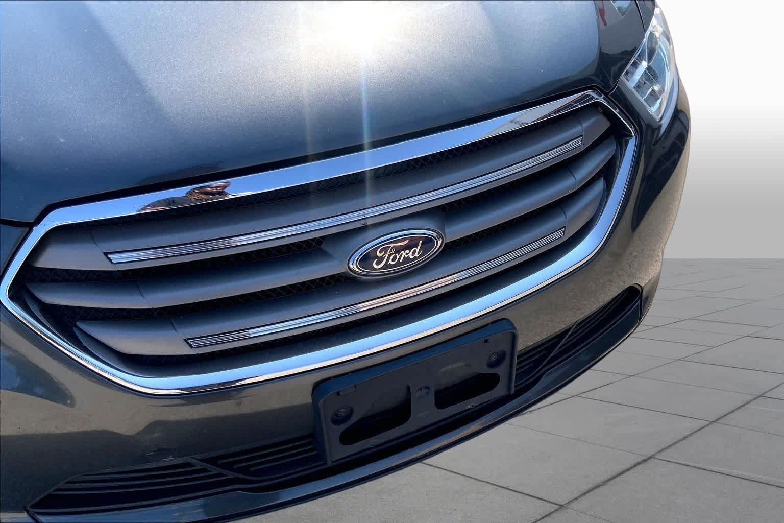 Used 2018 Ford Taurus SEL w/ Equipment Group 201A FWD image 29