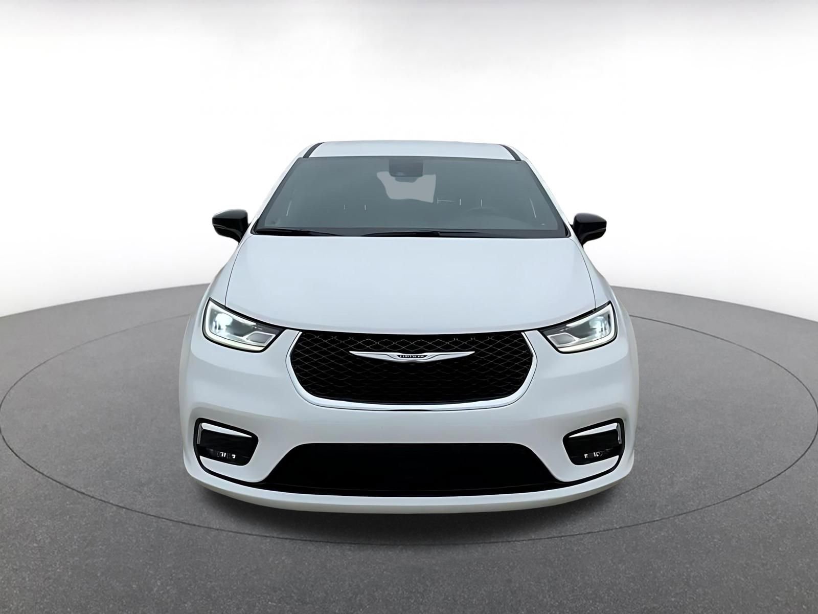 Used 2025 Chrysler Pacifica Select image 4