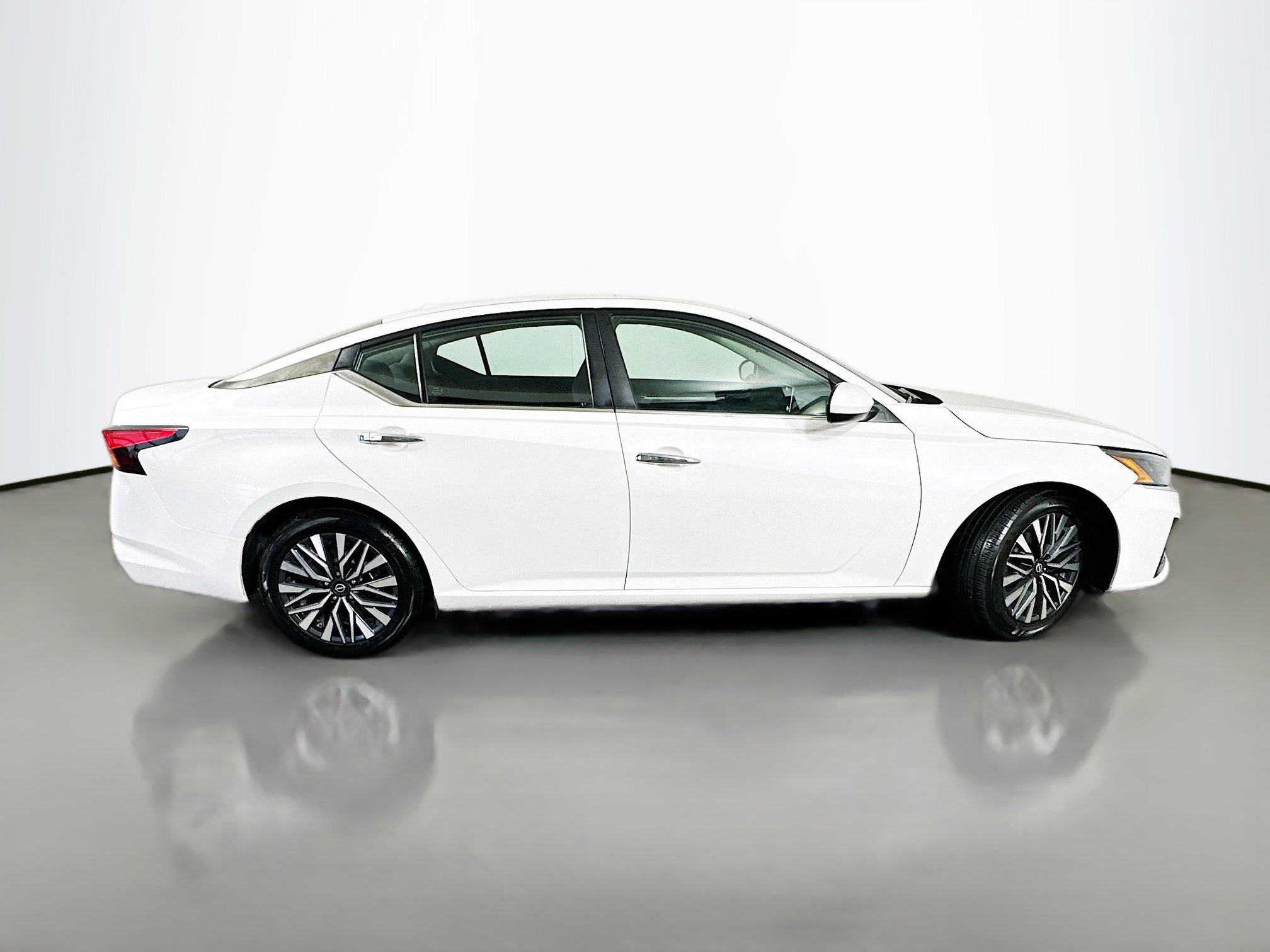 Used 2023 Nissan Altima 2.5 SV image 8