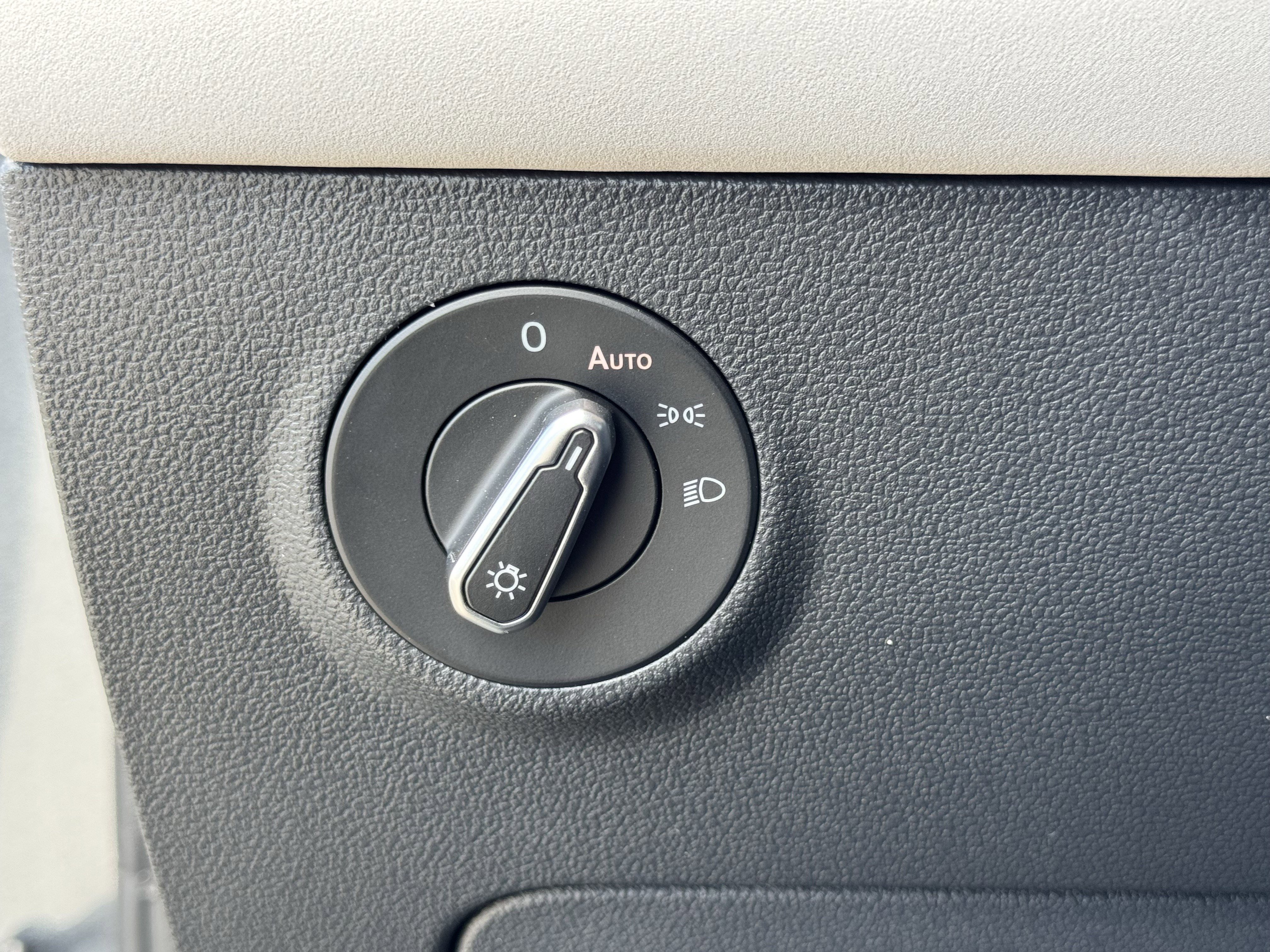 Used 2025 Volkswagen Taos SE image 30