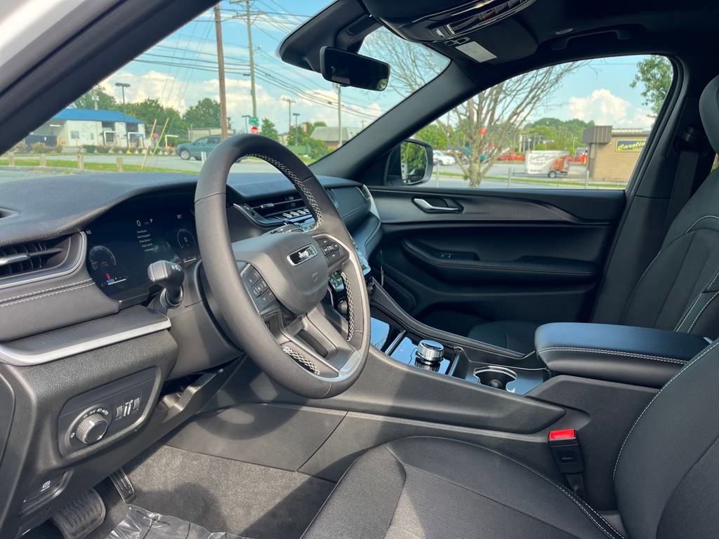 New 2025 Jeep Grand Cherokee L Laredo w/ Luxury Tech Group I image 9