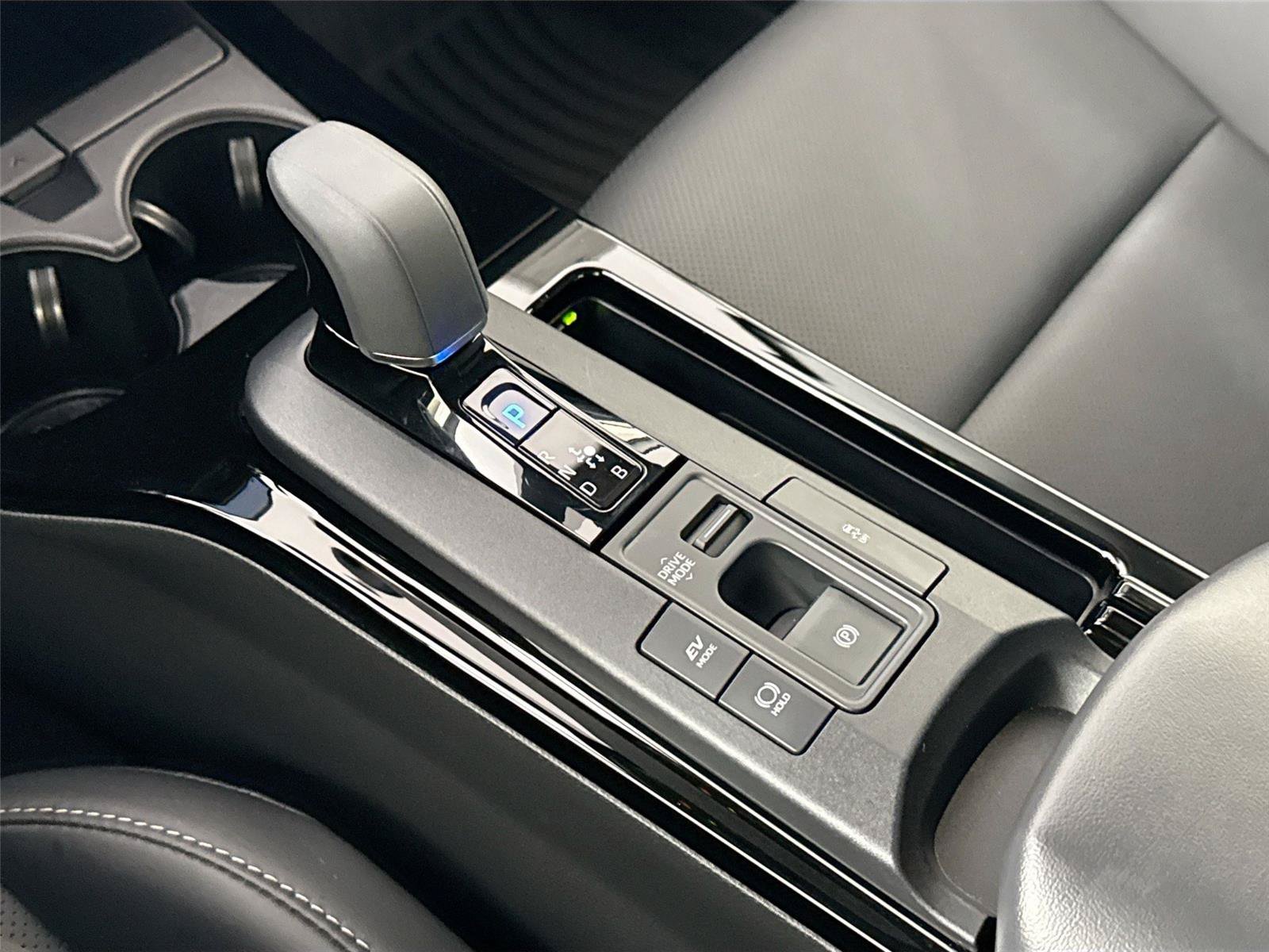 Certified 2025 Toyota Prius XLE FWD image 27
