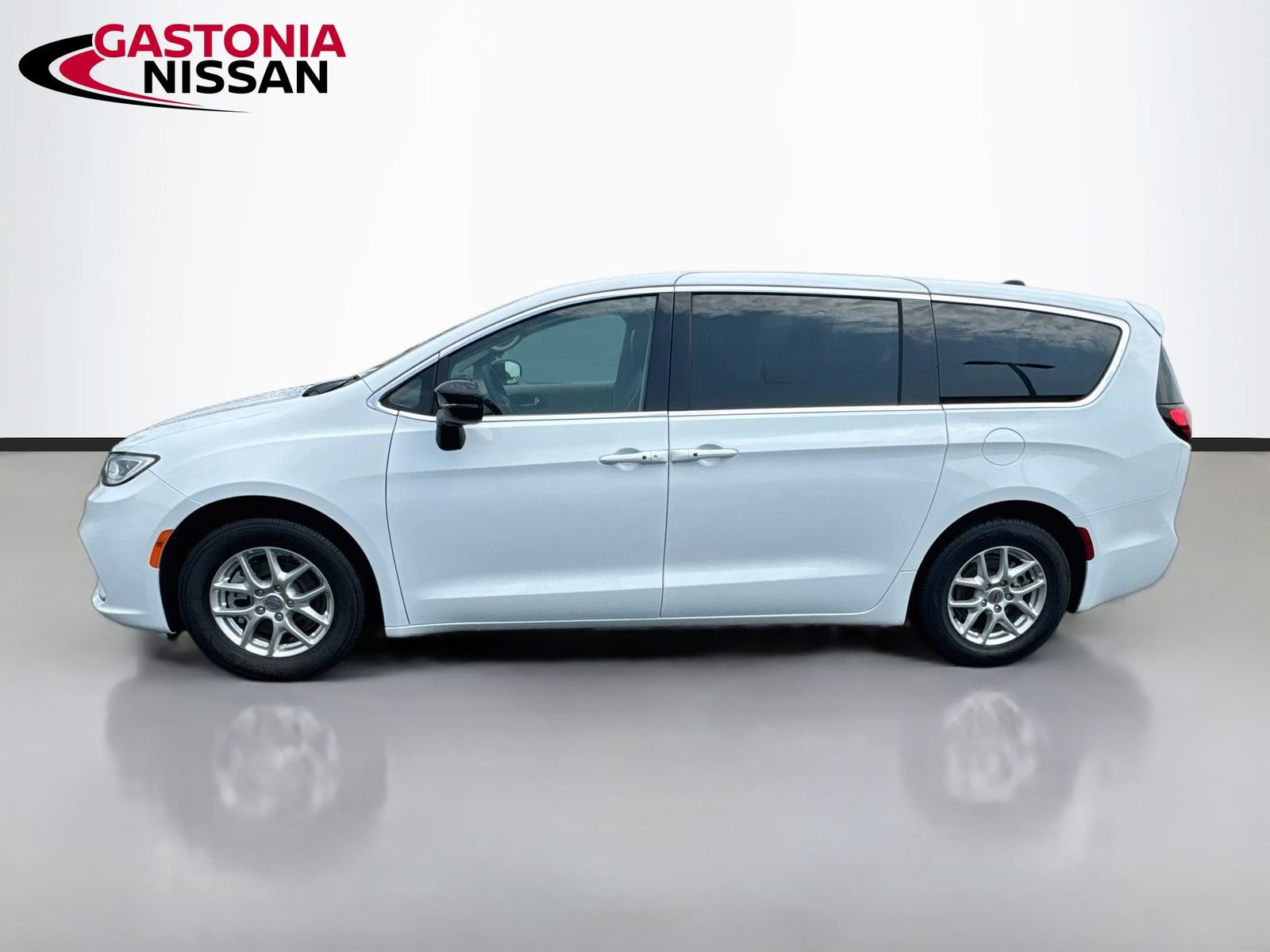Used 2024 Chrysler Pacifica Touring-L FWD image 5