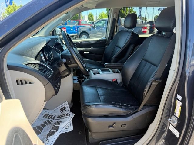 Used 2014 Chrysler Town & Country Touring FWD image 2