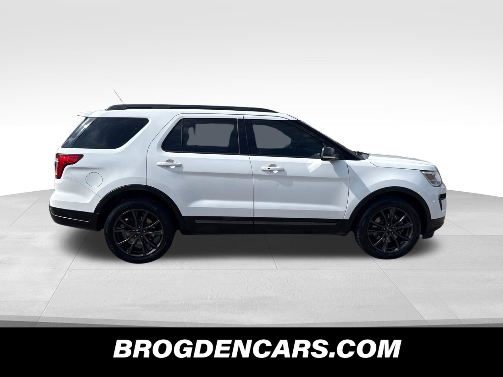 Used 2018 Ford Explorer XLT w/ Equipment Group 202A AWD/4WD image 3