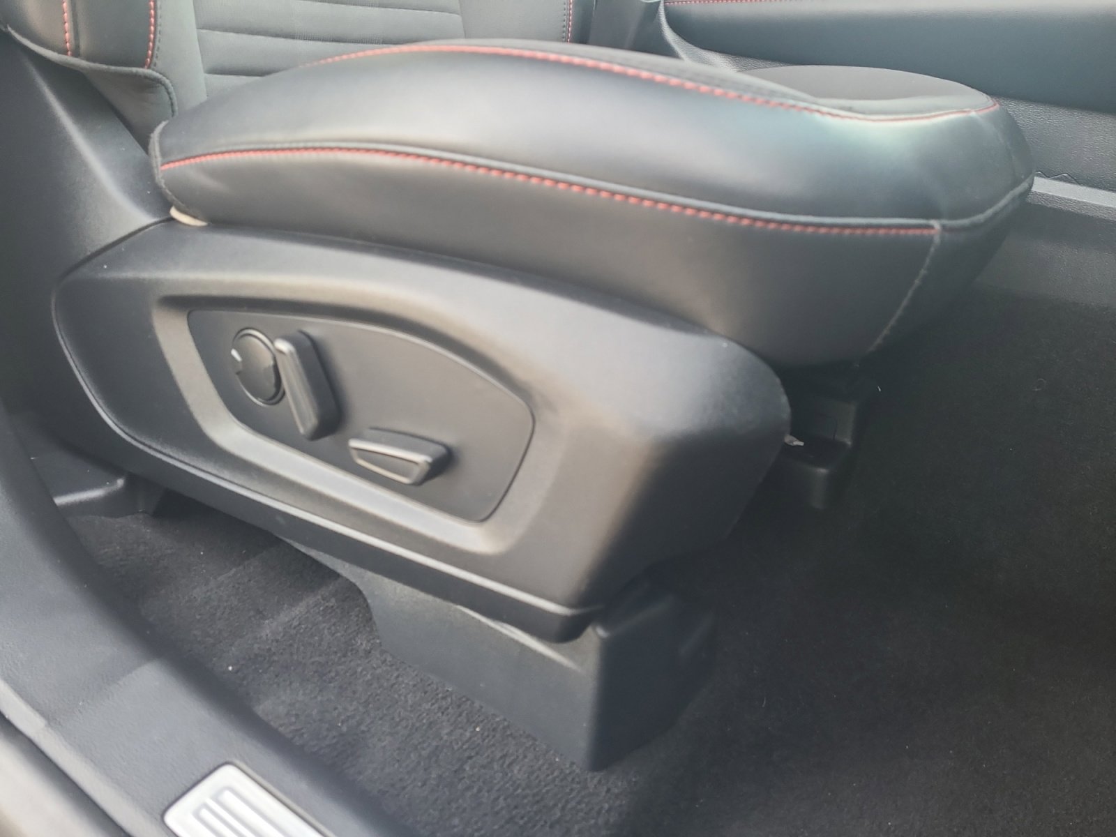 Used 2025 Ford Explorer ST-Line w/ ST-Line Street Pack image 30