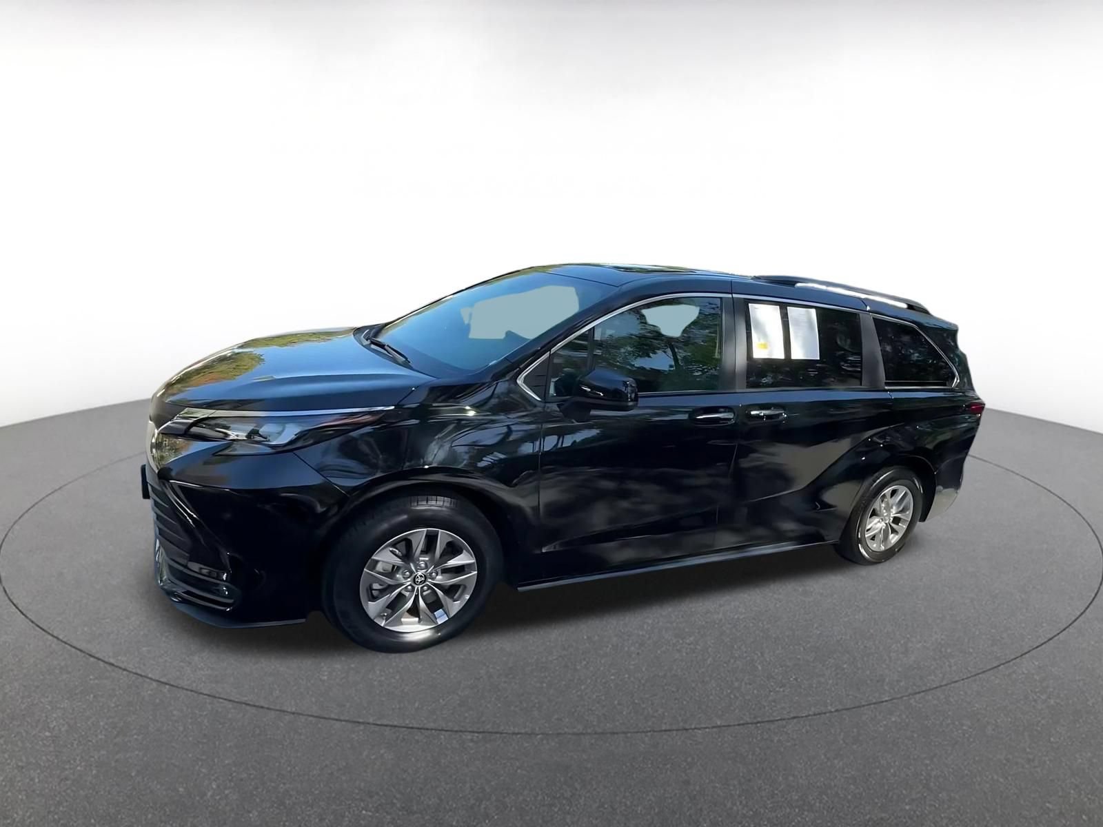 Used 2025 Toyota Sienna XLE FWD image 7