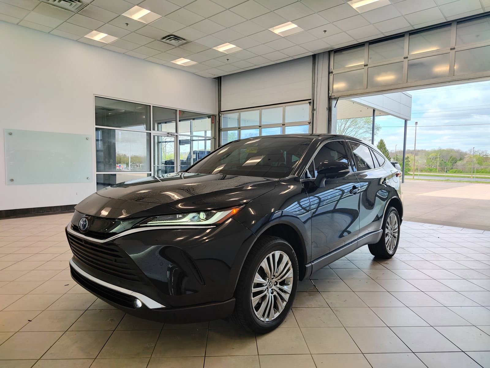 Used 2024 Toyota Venza Limited image 8