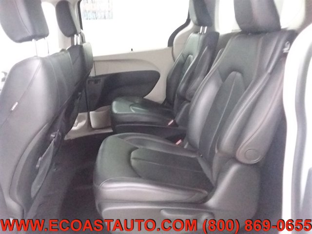 Used 2018 Chrysler Pacifica Touring-L image 12