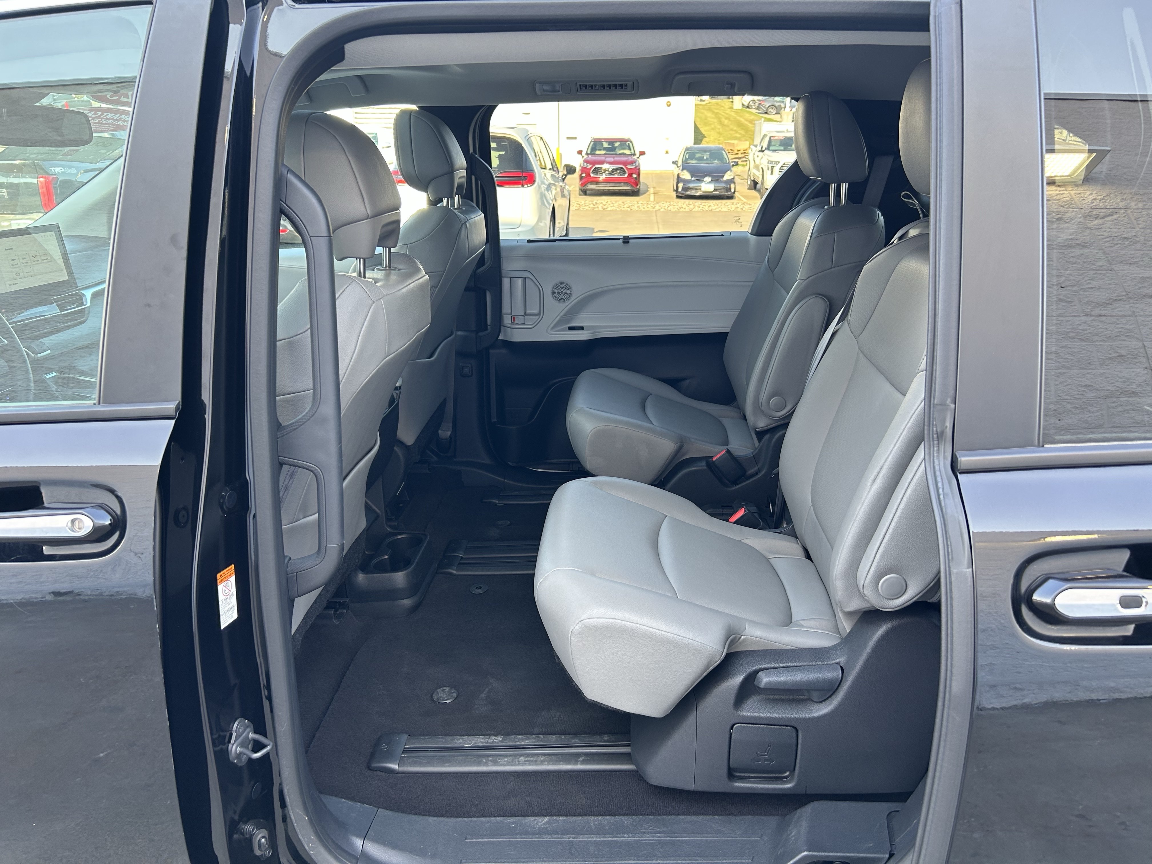 Certified 2025 Toyota Sienna XLE FWD image 18