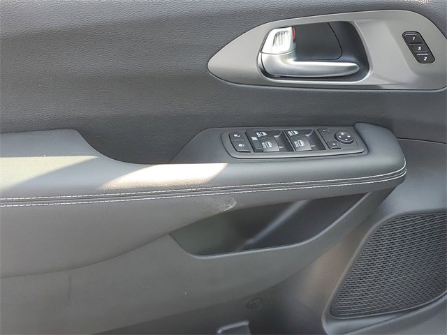 New 2026 Chrysler Pacifica Select image 16