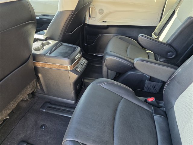 Used 2025 Toyota Sienna Platinum image 21