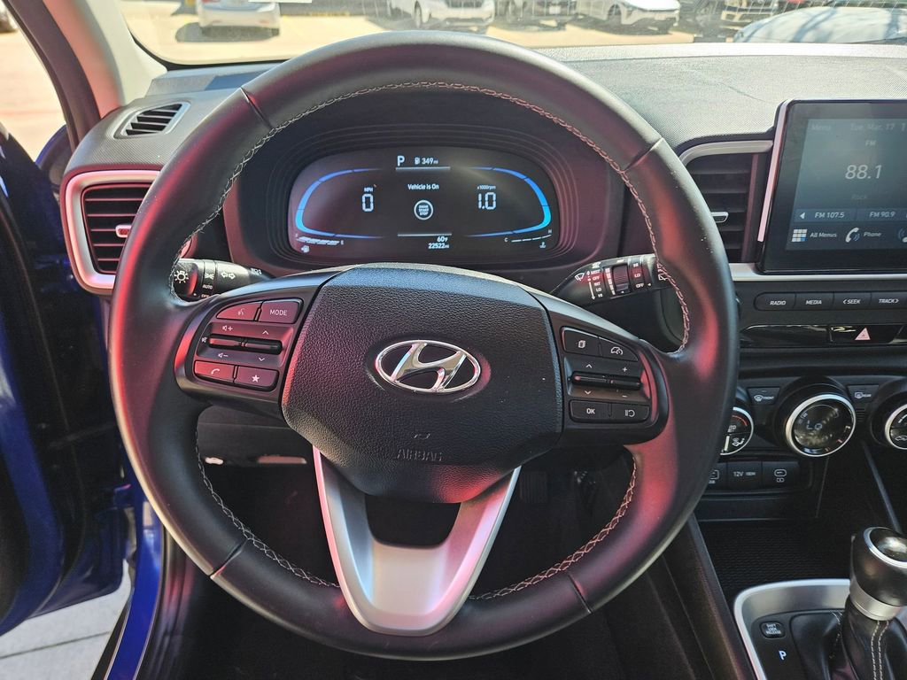 Used 2025 Hyundai Venue SEL image 18