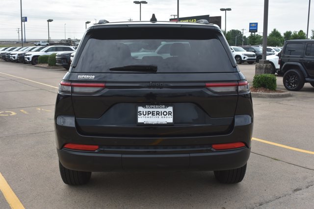 Used 2024 Jeep Grand Cherokee Altitude RWD image 6