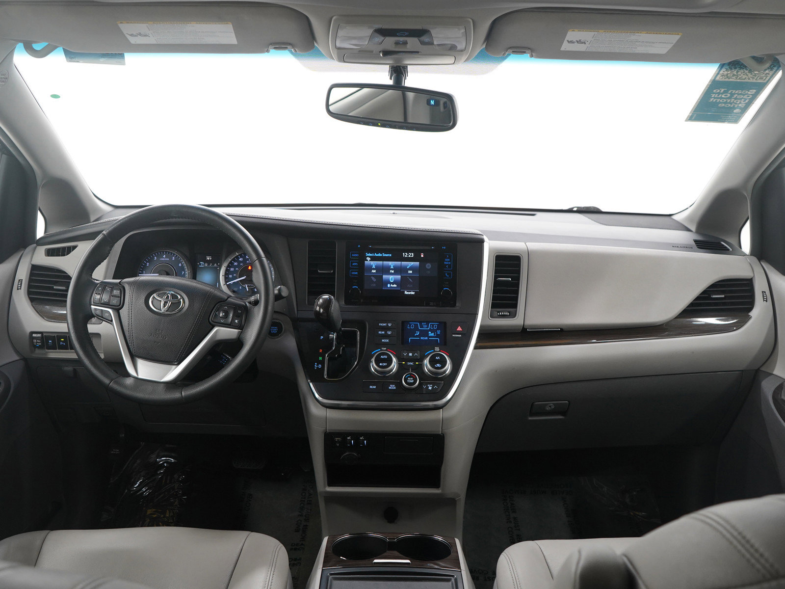 Used 2017 Toyota Sienna XLE image 14