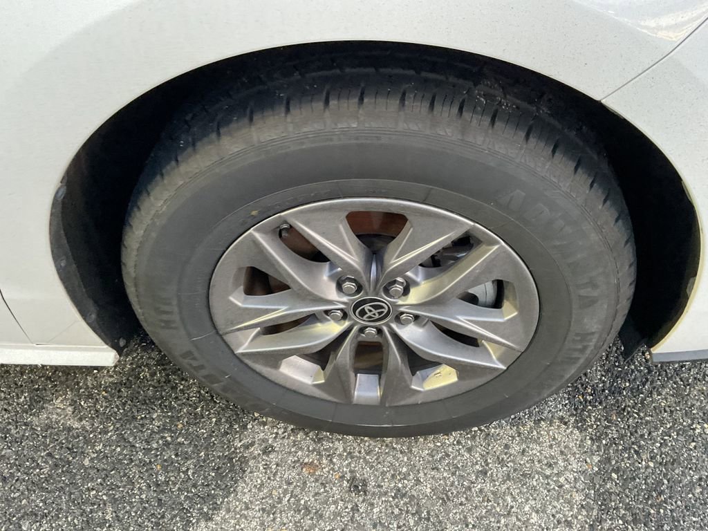 Used 2024 Toyota Sienna LE image 11