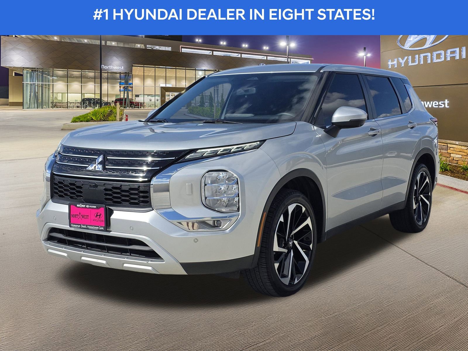 Used 2024 Mitsubishi Outlander SE image 2