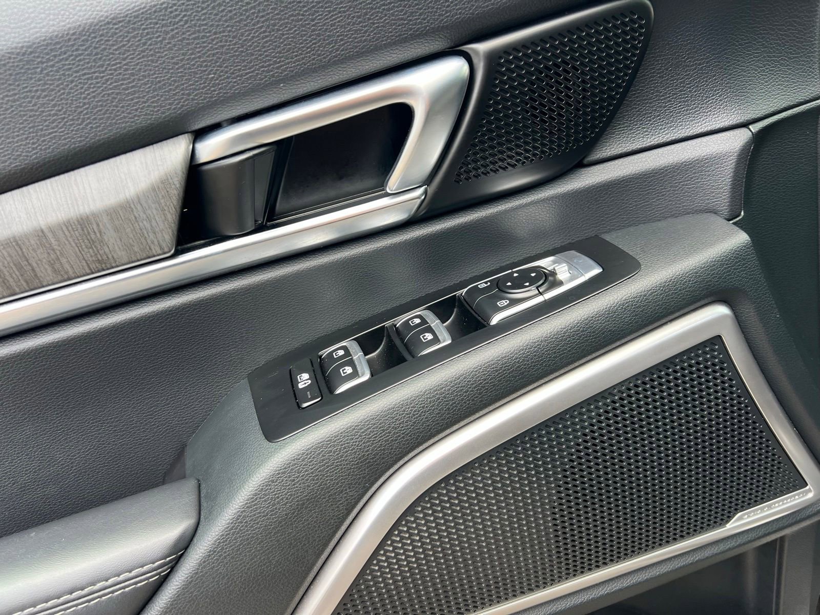 Used 2025 Kia Telluride EX w/ EX Captain's Chair Package FWD image 28