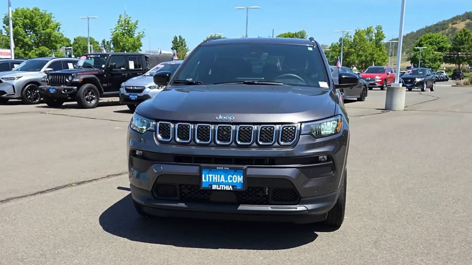 Used 2023 Jeep Compass Latitude w/ Convenience Group AWD/4WD image 3