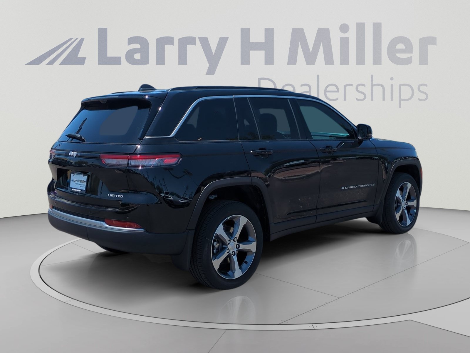 New 2026 Jeep Grand Cherokee Limited w/ Luxury Tech Group II RWD image 5