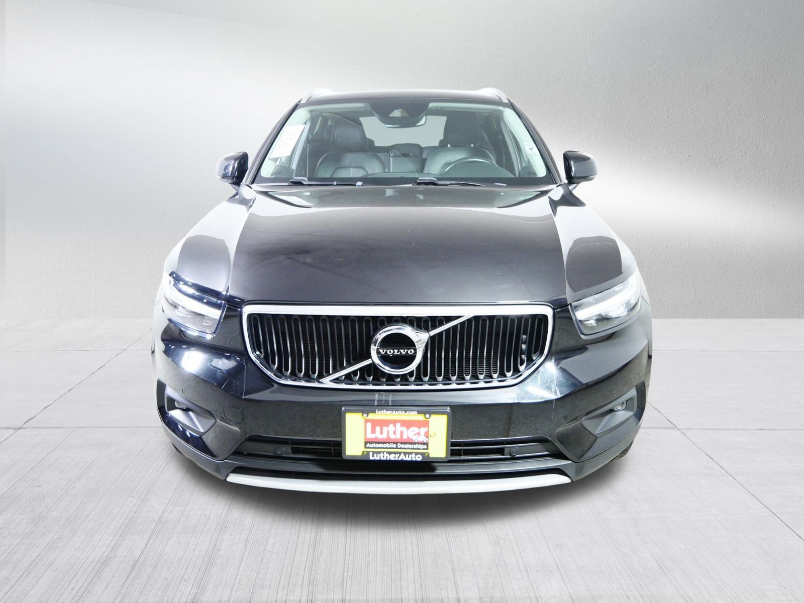 Used 2021 Volvo XC40 T5 Momentum image 2