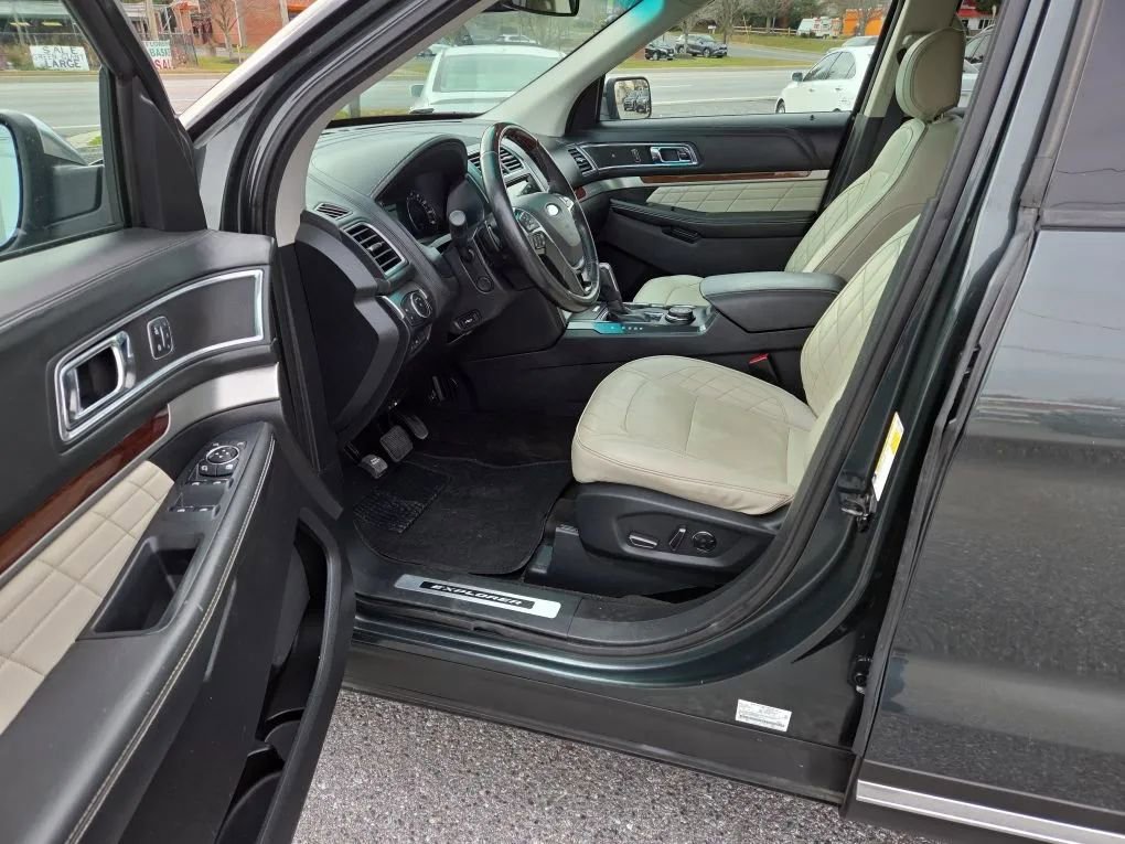 Used 2016 Ford Explorer Platinum image 17