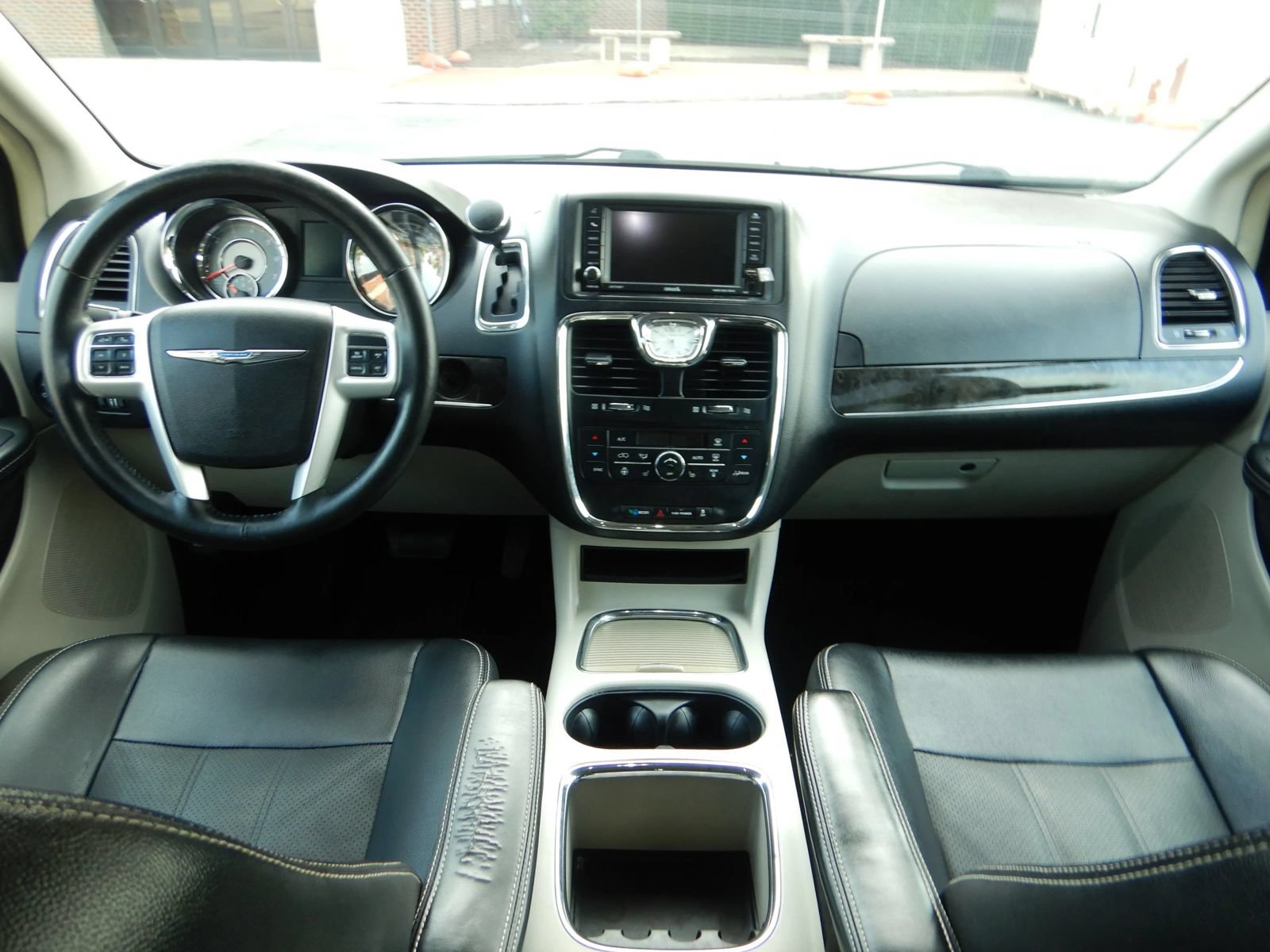 Used 2015 Chrysler Town & Country Touring-L w/ Driver Convenience Group FWD image 23