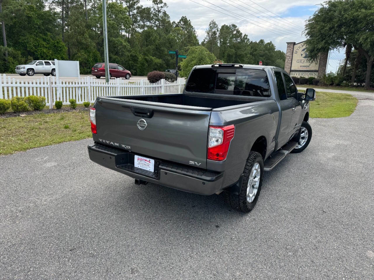 Used 2017 Nissan Titan SV RWD image 6