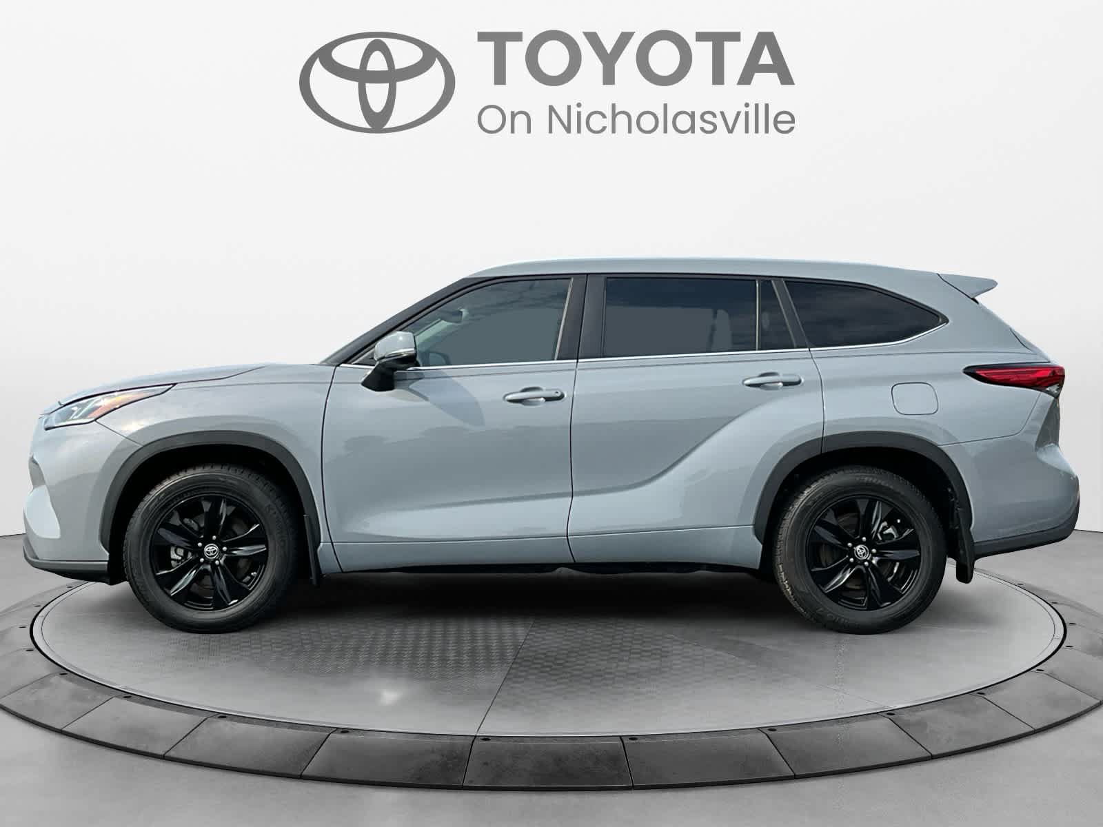Used 2023 Toyota Highlander Bronze Edition FWD image 2