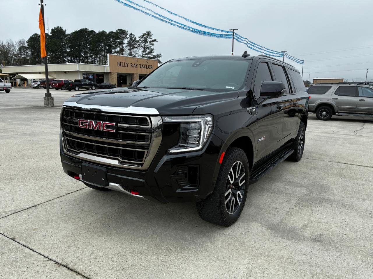 Used 2021 GMC Yukon XL AT4 image 2
